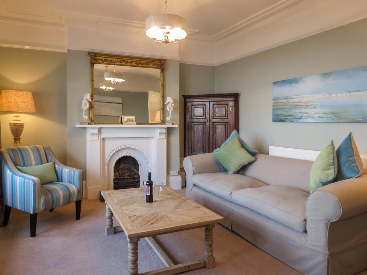 14 Market Cross Place - Beachfront Location With Lovely Sea Views - Aldeburgh Coastal Cottages Exterior photo